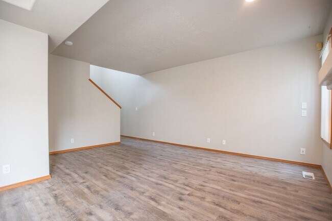 Building Photo - Spacious 2 Bedroom 2.5 Bath Town home clos...