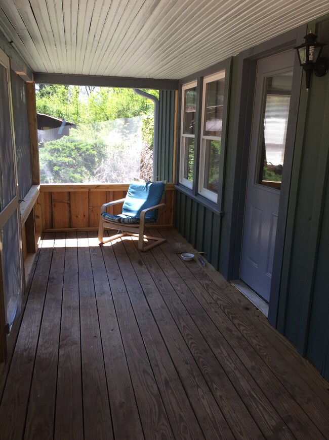 Screen porch - 3837 Old Hendersonville Highway