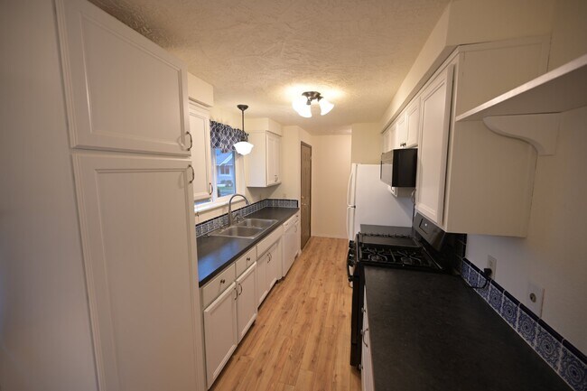 Building Photo - 3 bed 2 bath in 55+ community- water, sewe...