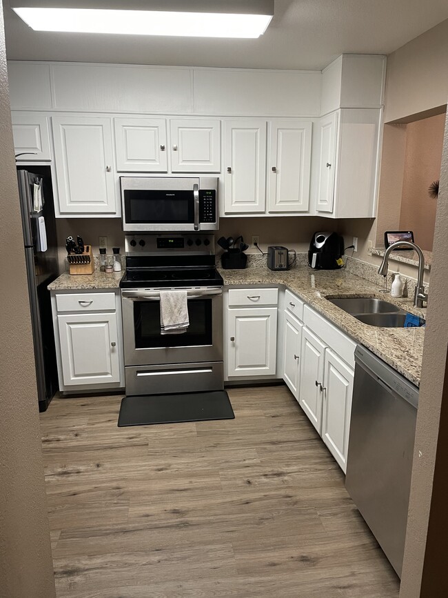 Open kitchen- granite countertops - 660 Post Oak Cir