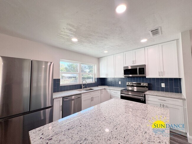 Foto del edificio - NEWLY Renovated 3 Bedroom 3 Bathroom home ...
