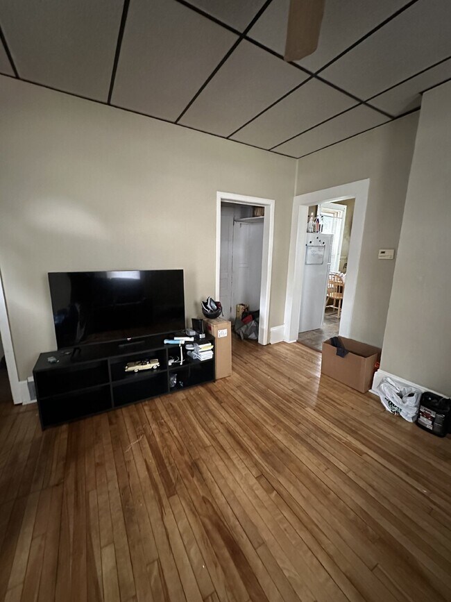 Building Photo - LOOKING FOR A FEMALE SUBLEASER FOR JUNE 1s...