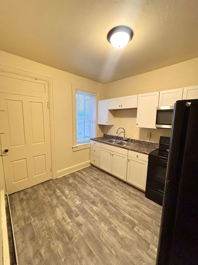 Foto del edificio - 690 Columbia Ave