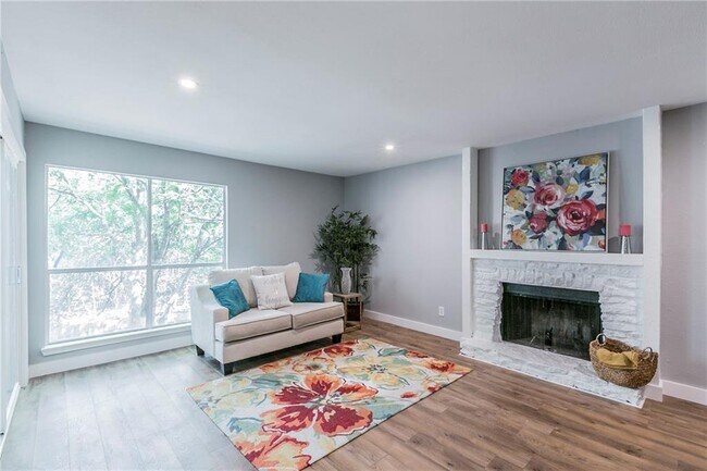 Foto del edificio - 6921 10 Oaks Cir
