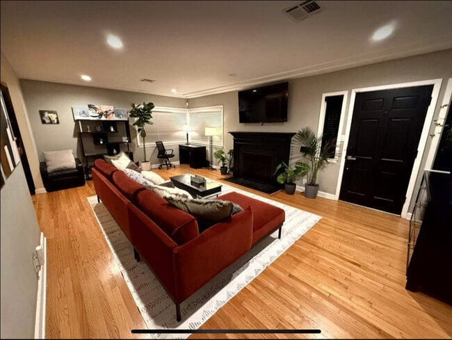 Foto del edificio - 404 S Beachwood Dr