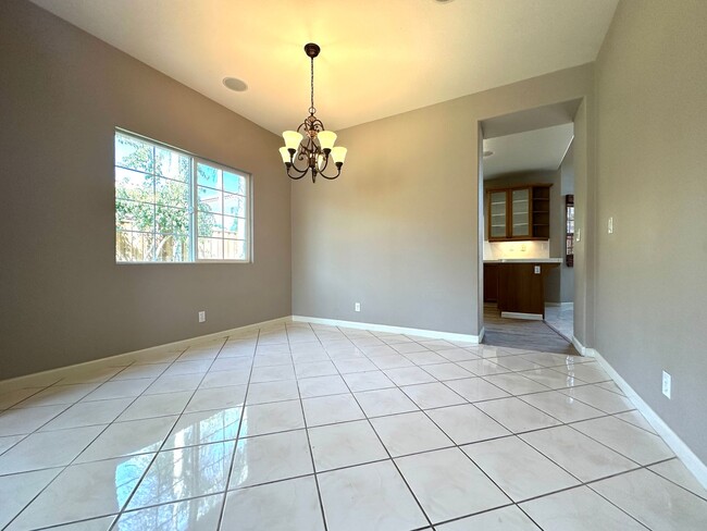 Building Photo - Beautiful 5 Bed 3 Bath in Brentwood