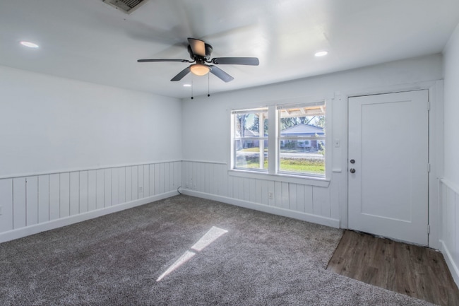 Foto del edificio - 301 E Dumble St