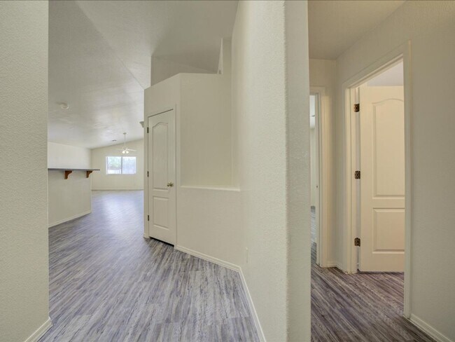 Foto del edificio - 3 Bedroom, 2 Bath