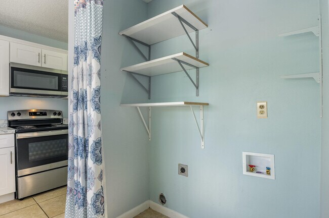 Building Photo - 3118 Manor Dr NE