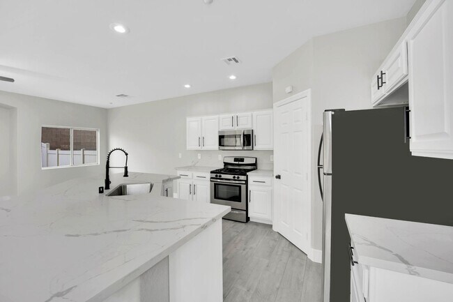 Building Photo - Charming Two-Story Townhome in a Gated Com...