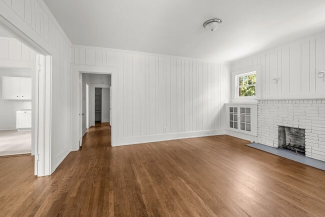 Foto del edificio - Beautiful Historic 4 Bedroom 2 Bathroom Home
