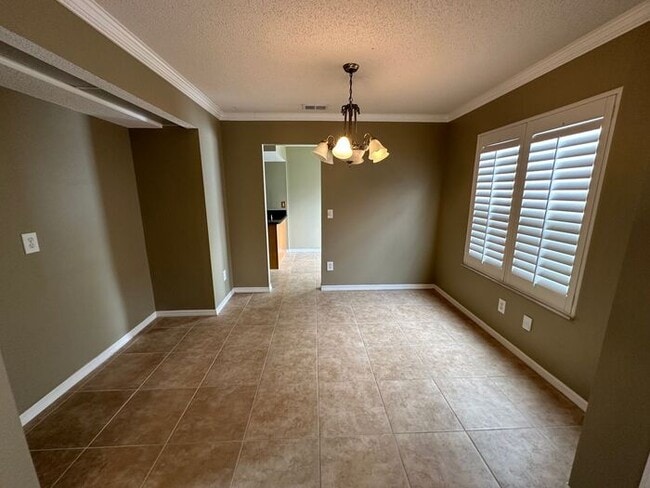 Building Photo - Cozy 3 bed 2.5 bath home in the heart of O...