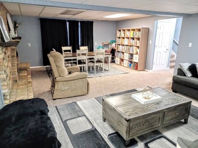 Foto del edificio - 5 Bedroom 3 Bath in Beautiful Apple Valley