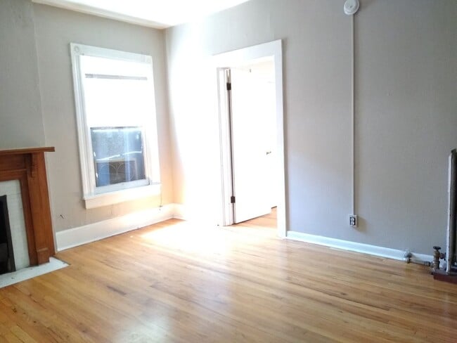 Building Photo - Top Floor 1 Bedroom in Historic Capitol Hill