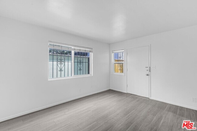 Building Photo - 717 Ocean Front Walk