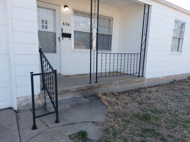 Foto del edificio - Now Leasing at 636 S. Pinecrest!