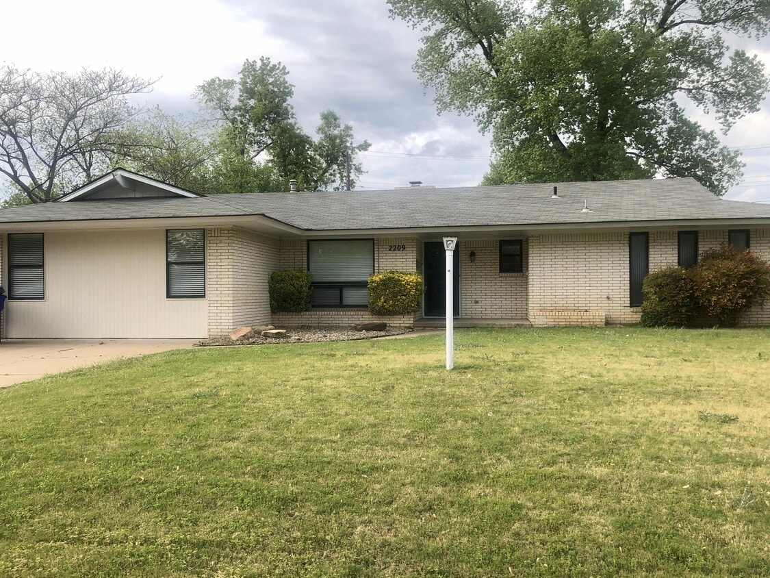 Photo - 2209 Iowa St (Norman, OK)
