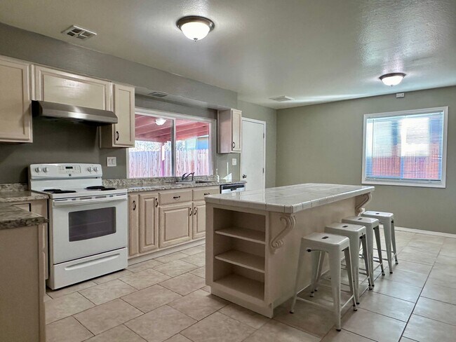 Building Photo - AVAILABLE IN NOW!!