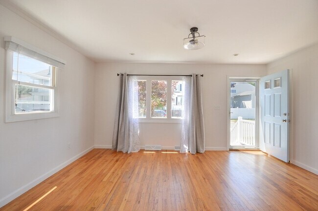 Foto del edificio - 42 Buttonwood Rd