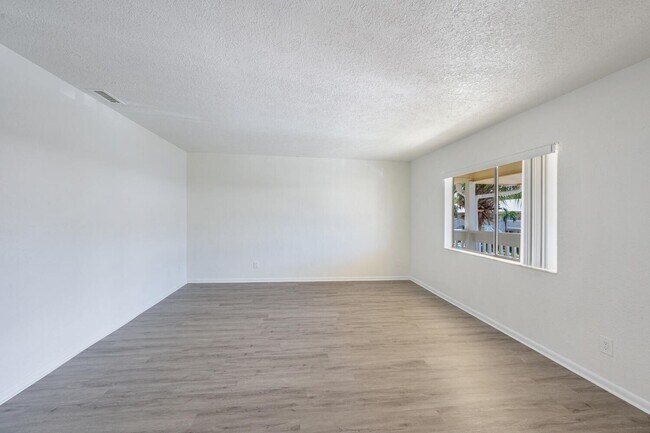 Foto del edificio - ANNUAL UNFURNISHED 2 Bed | 2 Bath Second Floor rental in Abaco Bay ** Fresh Paint & New Flooring **