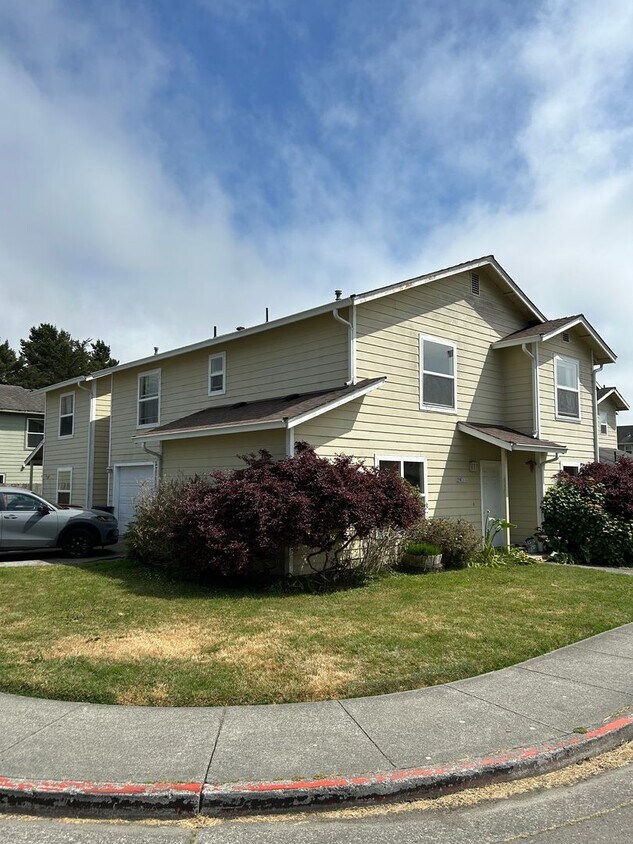 Building Photo - Pet Friendly 4 Bedroom, 2.5 Bathroom Home ...