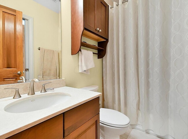 Building Photo - "Spacious 2-Bedroom Condo with Elegant Har...