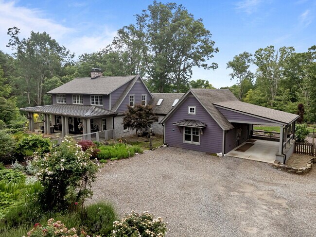 Building Photo - Charming Furnished Estate with Full-Servic...