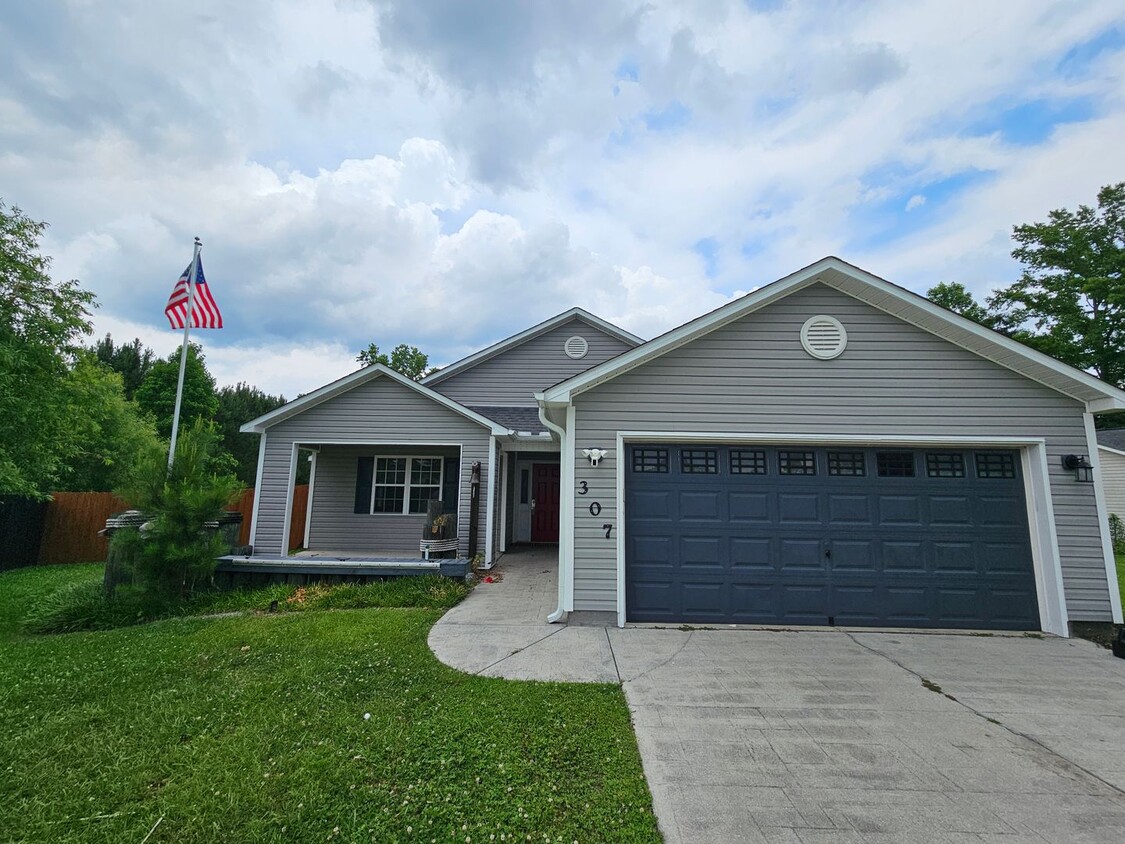 Primary Photo - 3 Bed, .6 Acre Home In Chinquapin