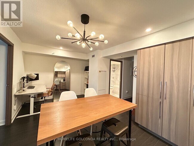 Building Photo - 19 Bathurst St