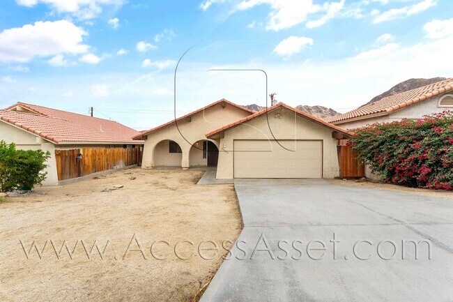 Building Photo - Spacious 3 Bed/2 Bath Home With Breathtaki...