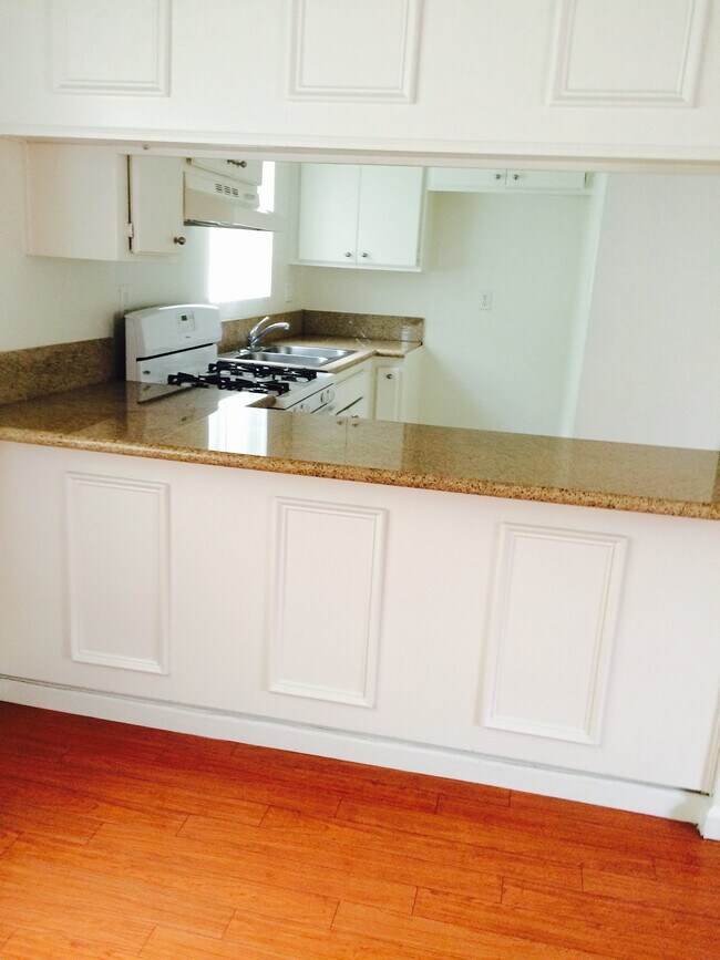 Foto del edificio - 6908-6914 Hazeltine Ave