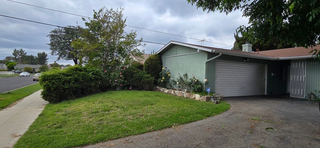 Foto principal - 15707 Ludlow St