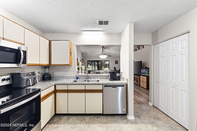 Building Photo - 7610 Baymeadows Cir W
