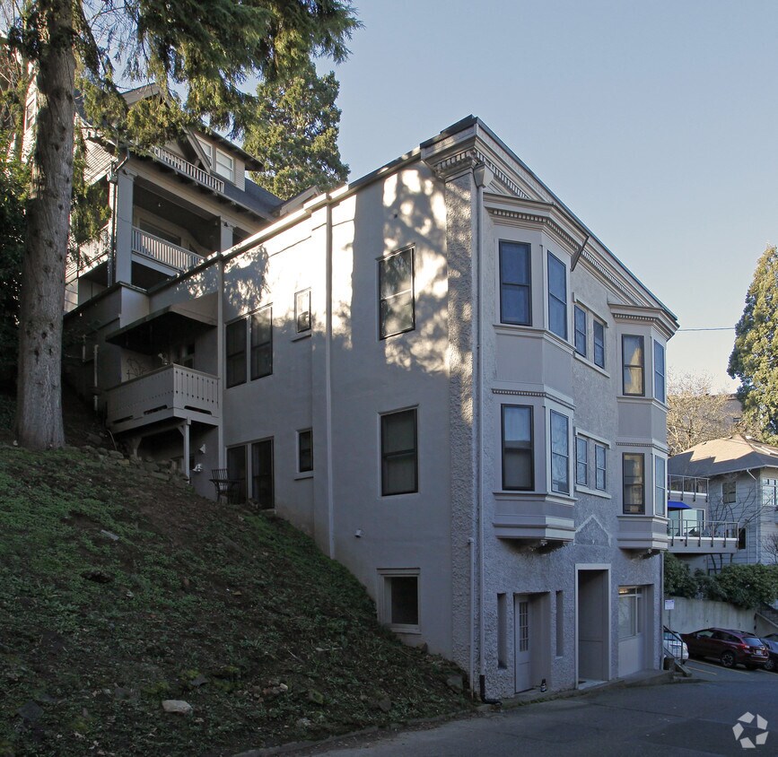 The Cedar Hill Apartments in Portland, OR