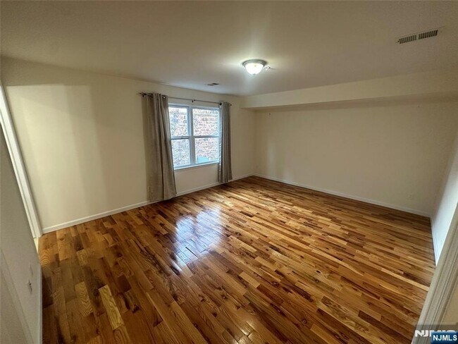 Foto del edificio - 283-285 Morris Avenue Unit