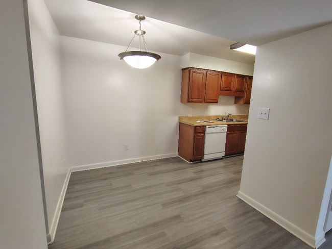 Building Photo - 600 Reusens Rd