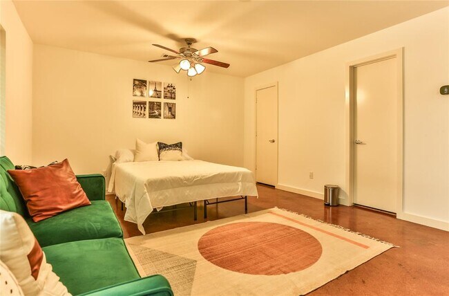 Building Photo - 2918 Commerce St