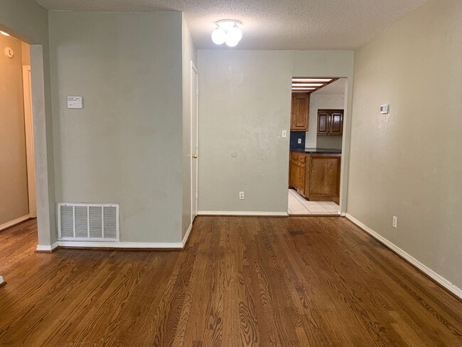 Building Photo - Cozy Cottage