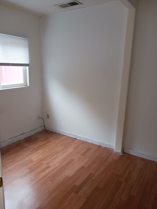 Building Photo - 1609 N Albany St
