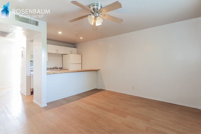 Foto del edificio - 770 N Dodge Blvd