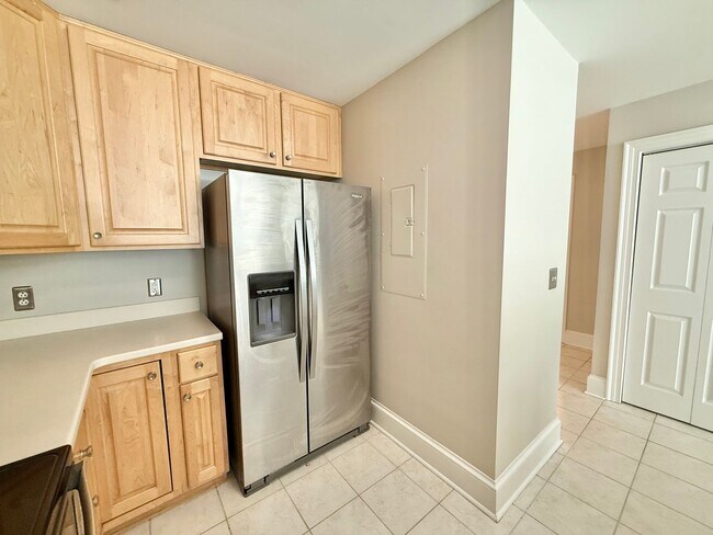 Building Photo - Stunning 1BD, 1.5BA Downtown Raleigh Condo...
