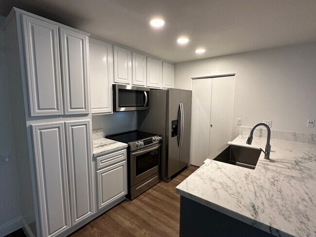 Building Photo - Amazing one bedroom located in desirable L...