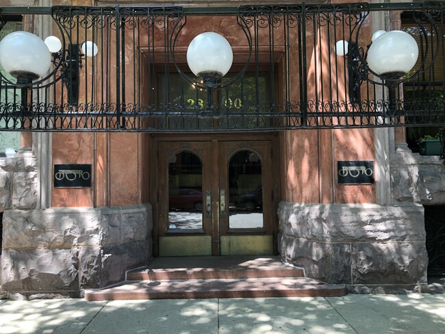 Foto del edificio - 2800 N Pine Grove Ave