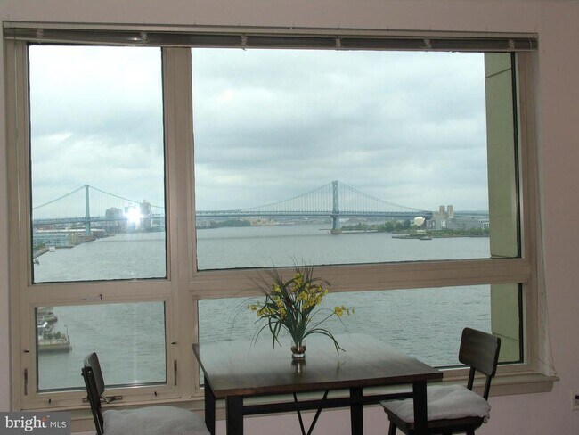 Foto del edificio - 1215 S Christopher Columbus Blvd