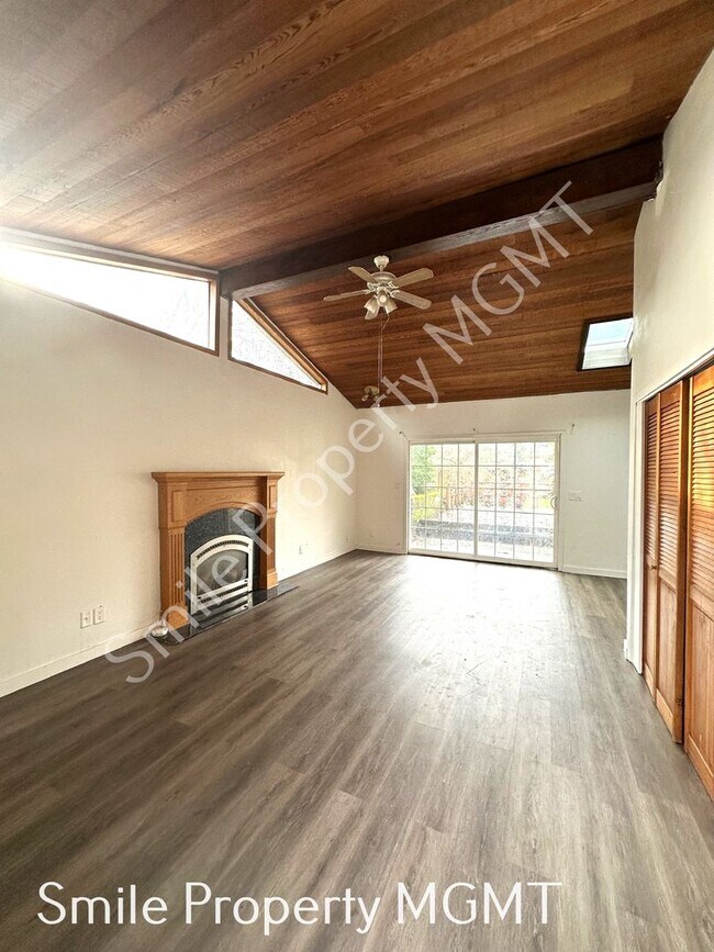 Foto del edificio - Comfortable Southeast Portland Living with Private Fenced Yards