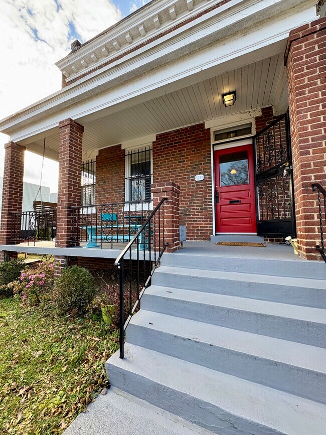 Puerta principal - 3532 Park Pl NW