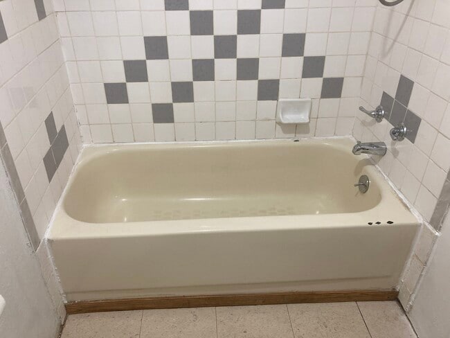 Building Photo - 570 W Main St