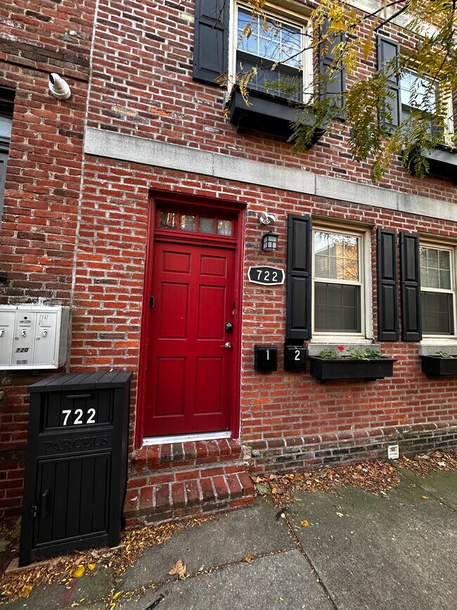 Building Photo - 722 Lombard St
