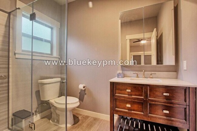 Foto del edificio - Studio Available Now in Kerns Neighborhood of Portland