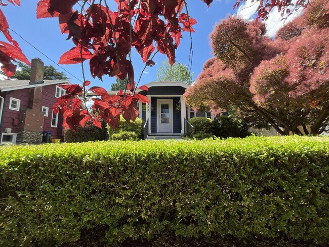 Foto del edificio - Charming Classic Two-Bedroom Portland Home with Bright Living Spaces, Updated Kitchen & Bonus Bas...